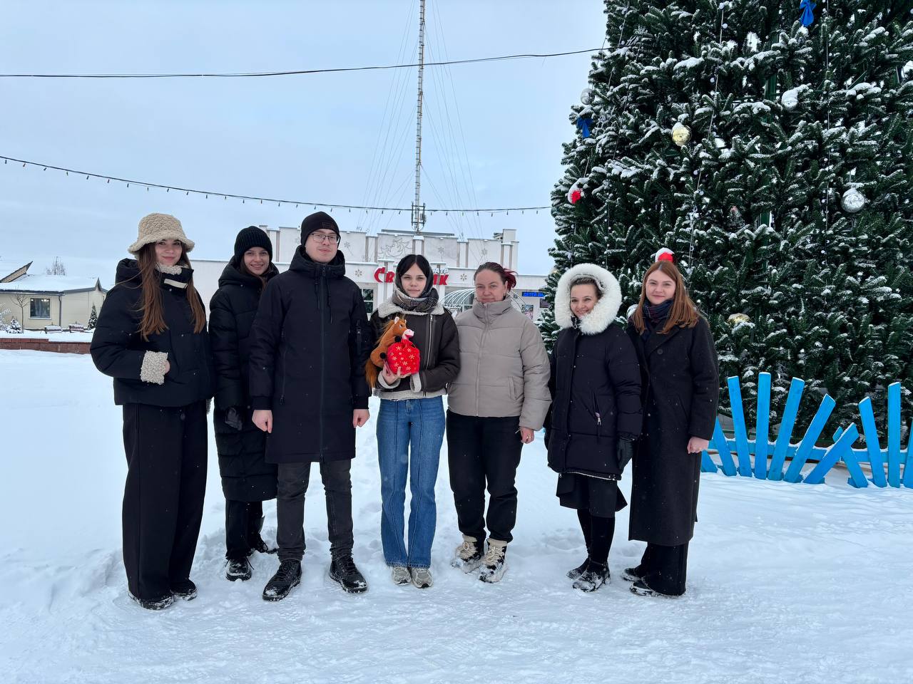 Члены Молодежного совета при районном Совете депутатов не остались в стороне от республиканской акции "Наши дети" и поздравили с наступающими праздниками  Арину!