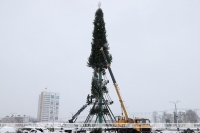 На площади Победы в Витебске идет монтаж главной в регионе новогодней елки