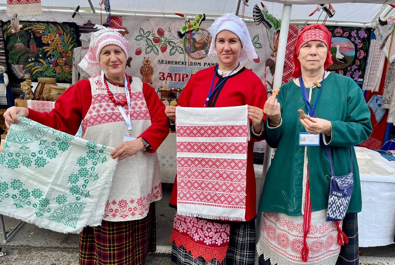 Мастера Лиозненского Дома ремесел принимают участие в XXXIII Дне  белорусской письменности в городе Костюковичи Могилевской области (фотофакт)