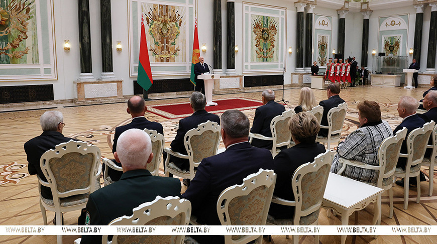 Лукашенко в преддверии Дня народного единства вручил госнаграды заслуженным представителям различных сфер