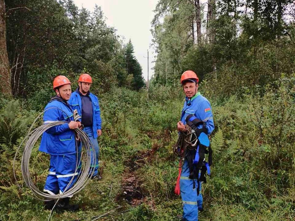 Более 300 работников РУП «Витебскэнерго» устраняют последствия непогоды в Витебской области