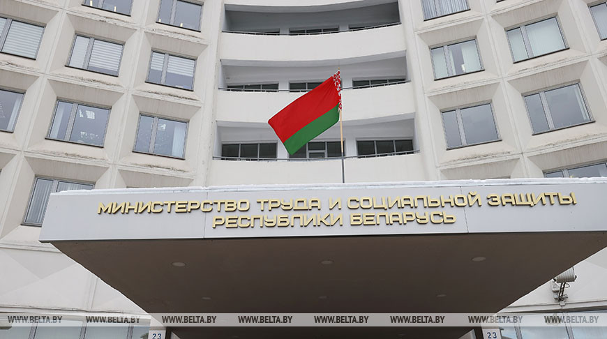 Минтруда: получатели соцвыплат должны обратиться в банк до 20 июня для открытия базового счета