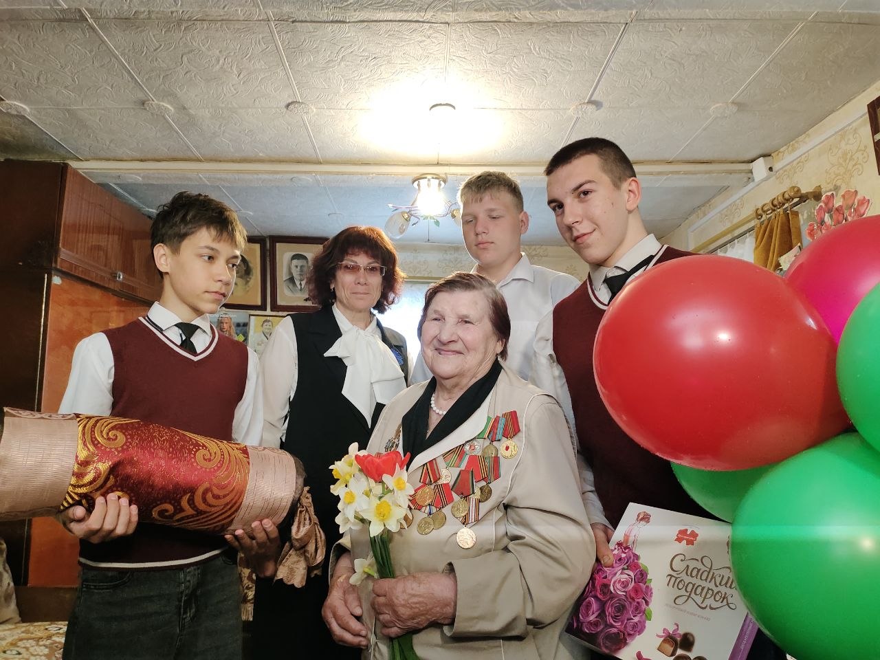Боевой дух — и в 98! В преддверии 9 Мая поздравления принимала Надежда Николаевна Игнатова из агрогородка Крынки. 