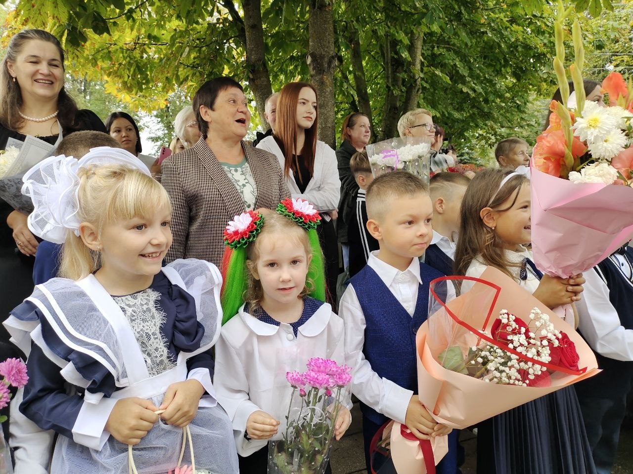 Первый звонок и праздничная линейка в базовой школе имени Ивана Авекова! (фотофакт)