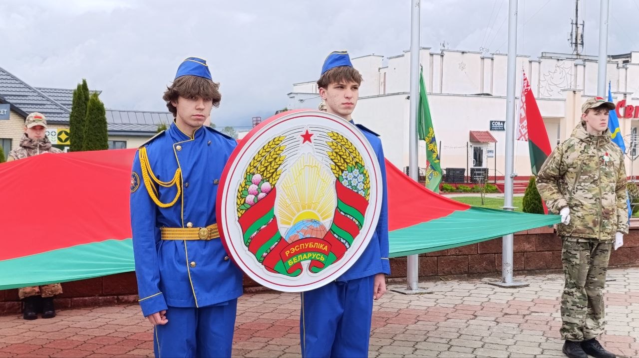 На центральной площади Лиозно прошла торжественная церемония чествования государственных символов Республики Беларусь
