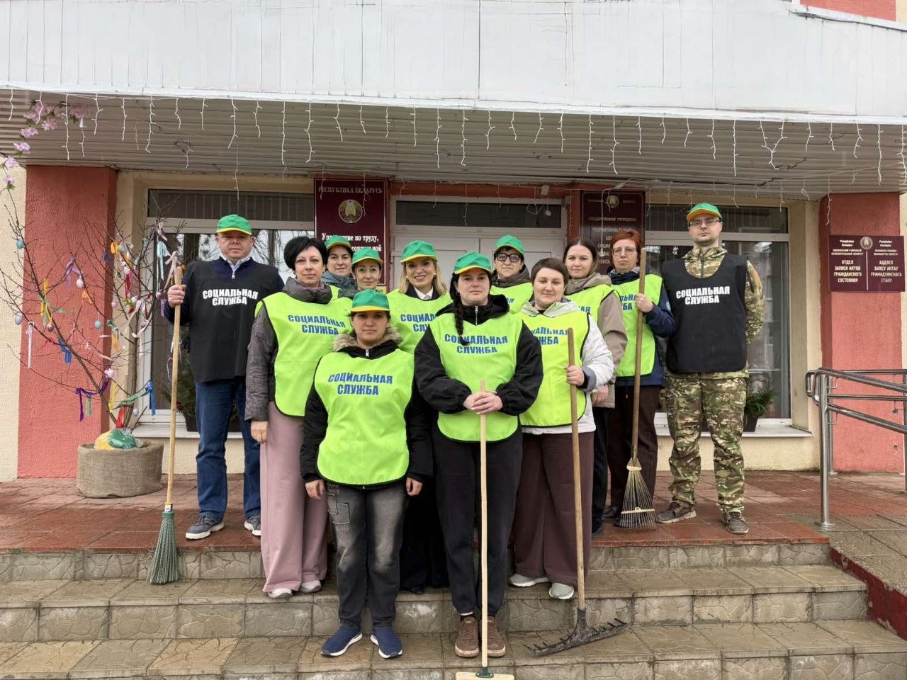 На республиканском субботнике дружно трудятся все, ведь важен вклад каждого из нас в благоустройство и красоту района!